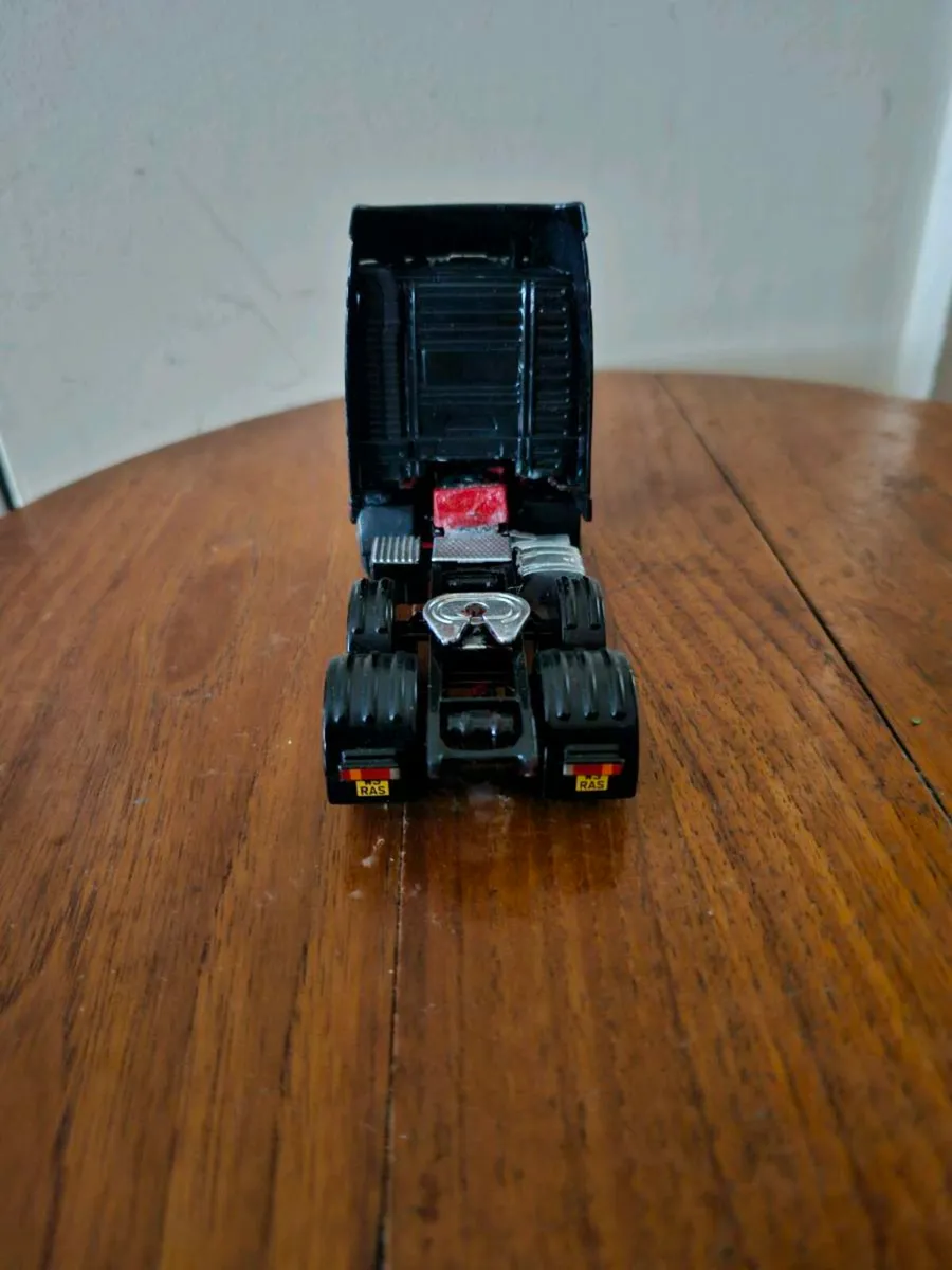 Corgi Volvo Tractor Unit - Image 3