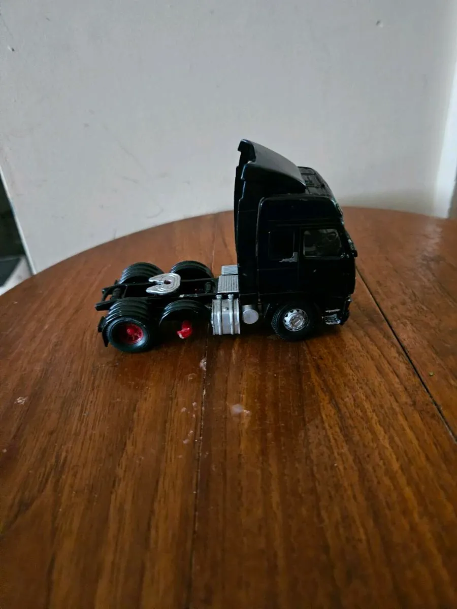 Corgi Volvo Tractor Unit - Image 4