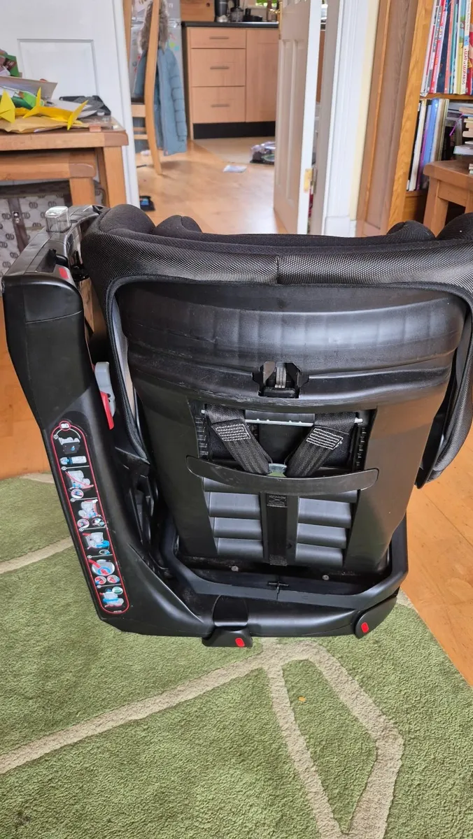 Maxi cosi Axiss rotating car seat - Image 3