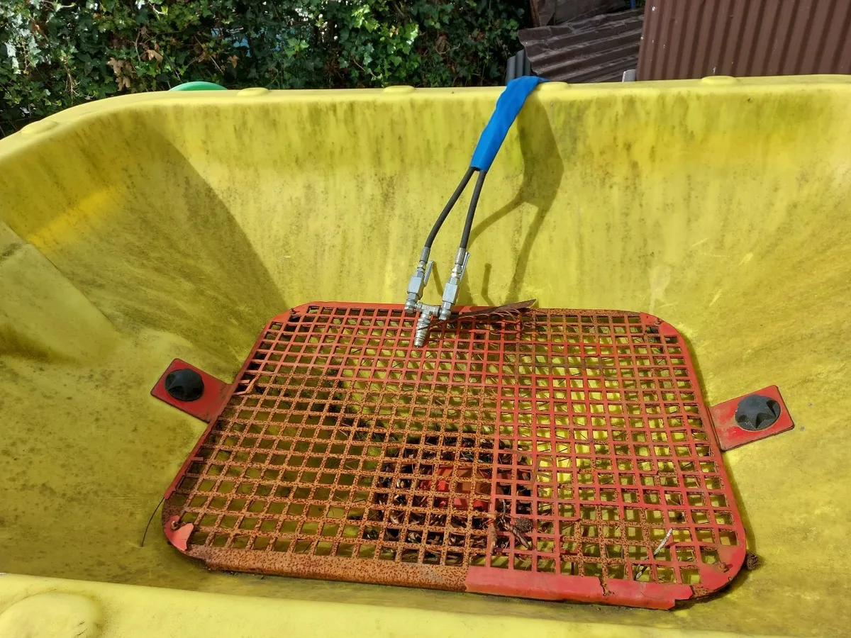 Fertiliser spreader - Image 3