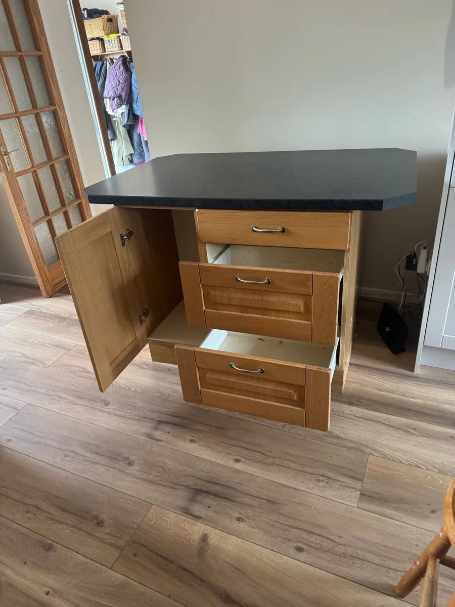 Kitchen island - Image 1