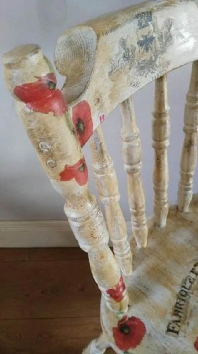 Vintage Farmhouse Charm Poppy Chair - Image 3