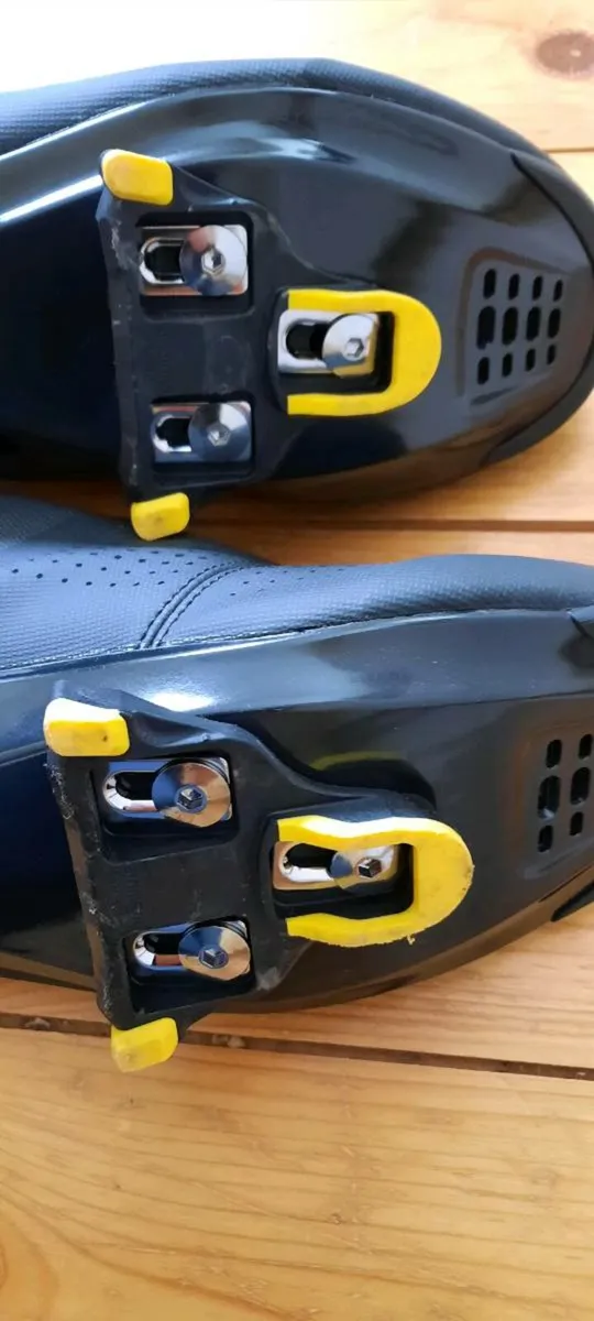 Shimano RC1 size 44 shoes barely used - Image 3