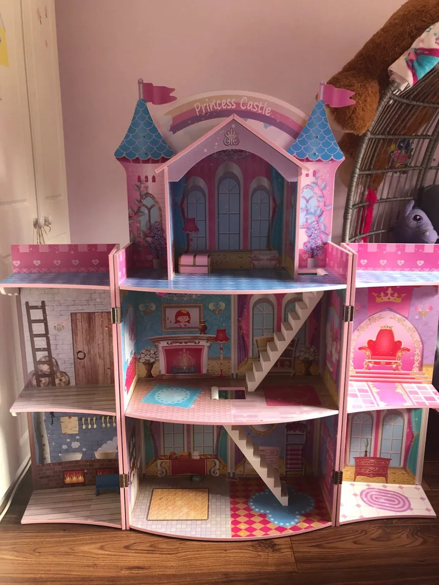 Princess Castle Dolls House - Image 1