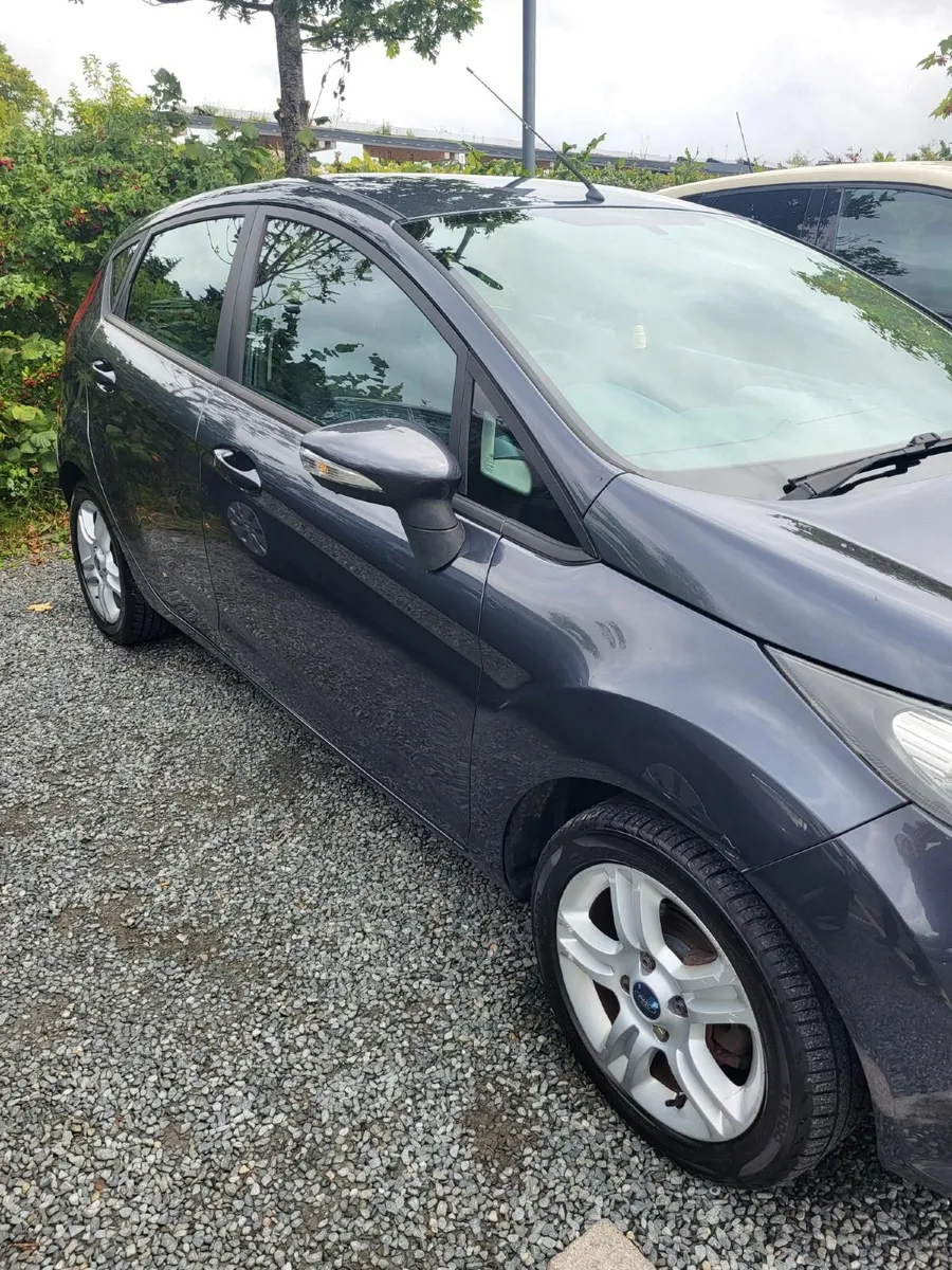 Ford Fiesta 2010 - Image 2