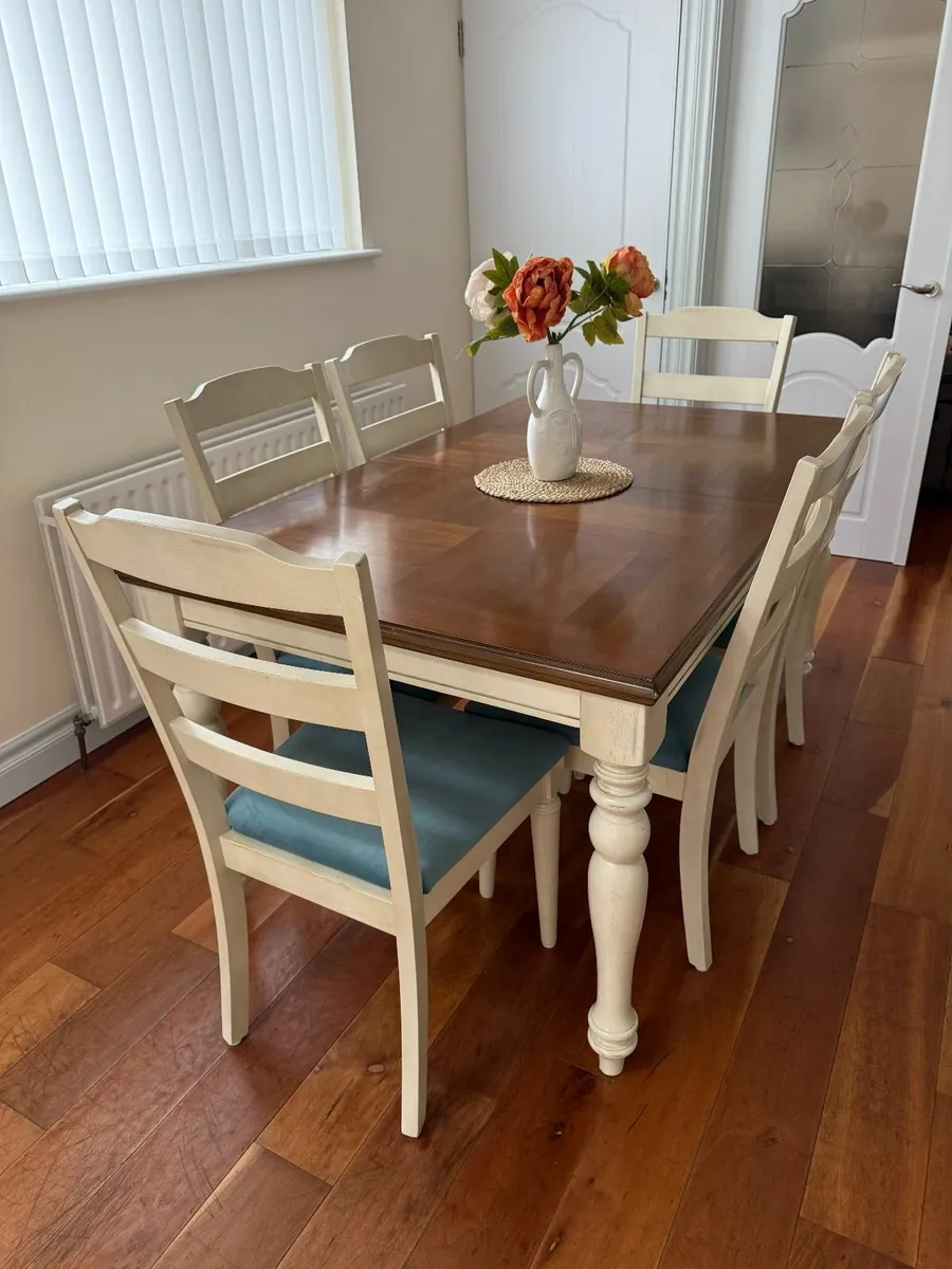Dining table and 6 chairs - Extendable - Image 1