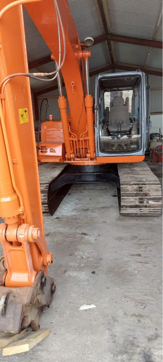 Hitachi EX135 - Image 4