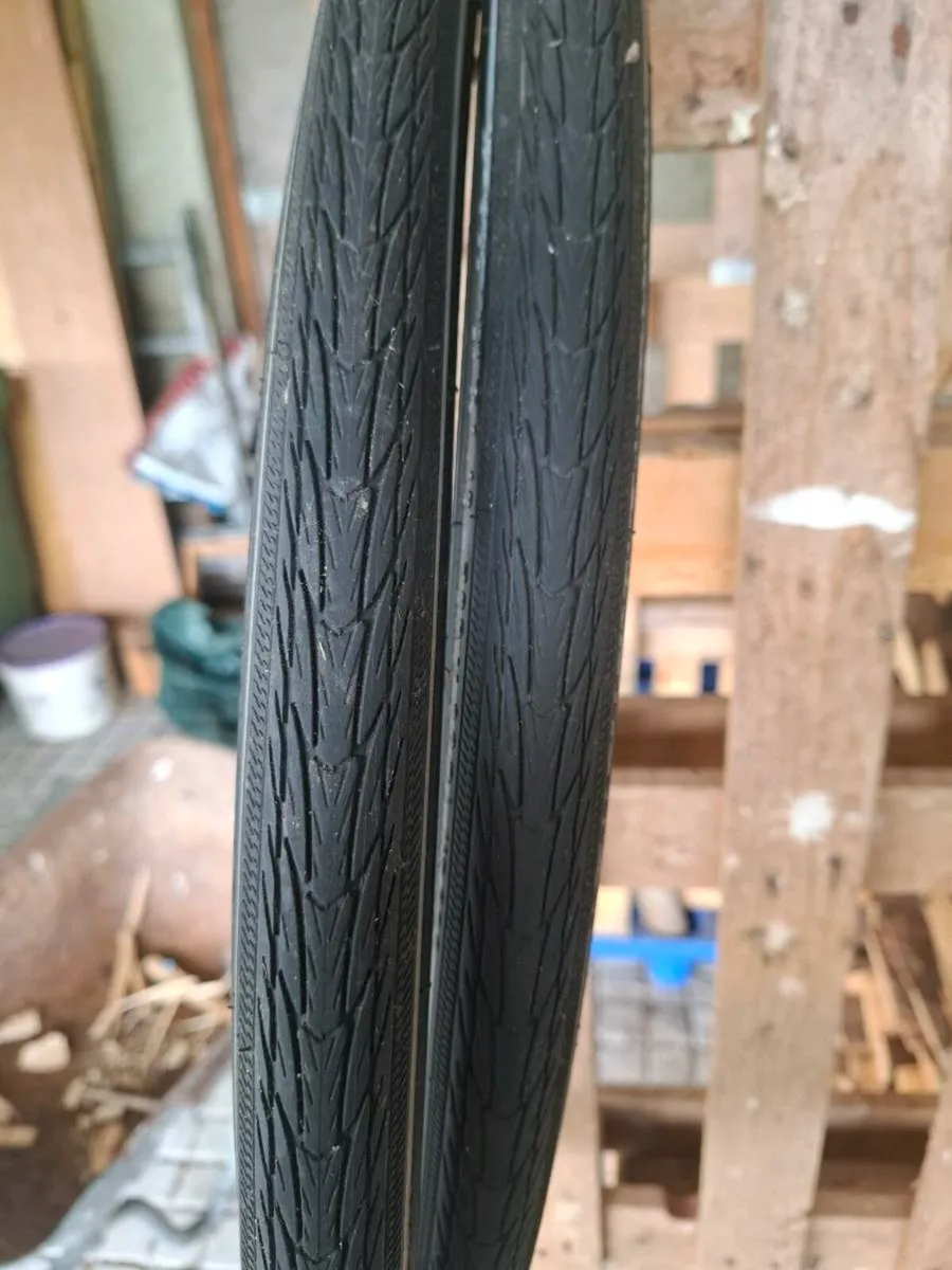 2 x bicycle tyres - Image 4