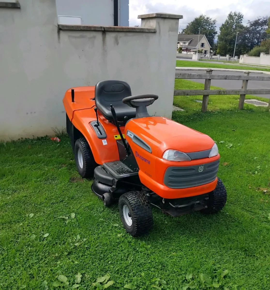 Ride on lawnmower - Image 1