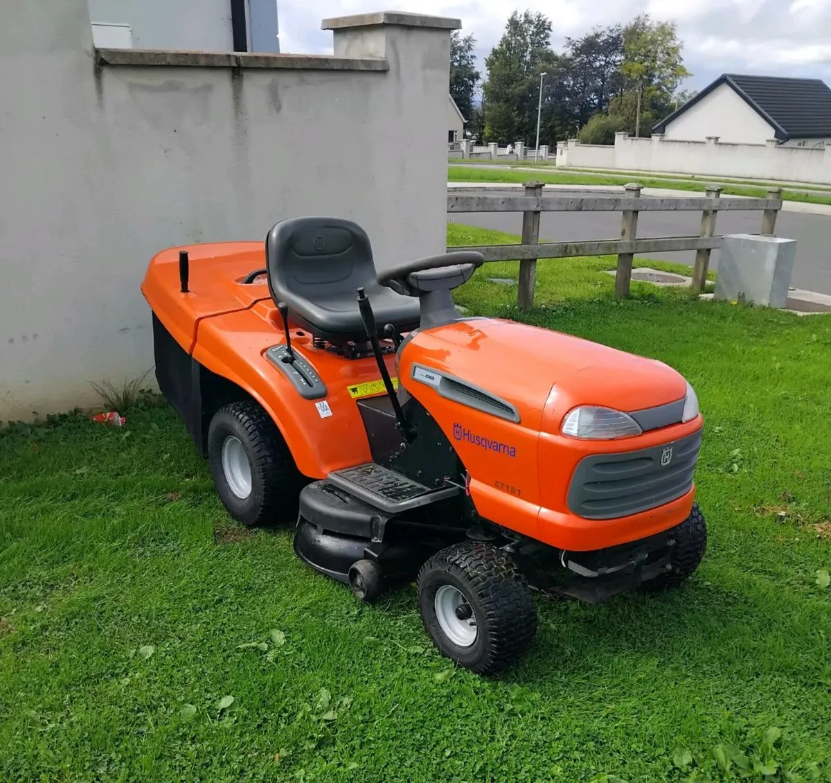 Ride on lawnmower - Image 2