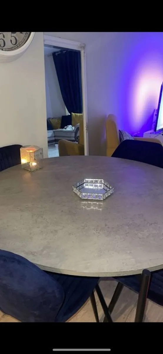 grey round table & 4 chairs - Image 1