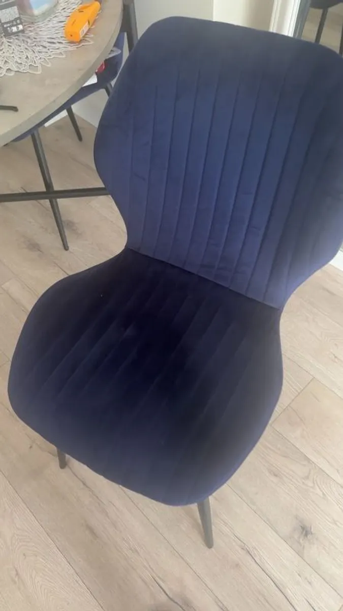 grey round table & 4 chairs - Image 3