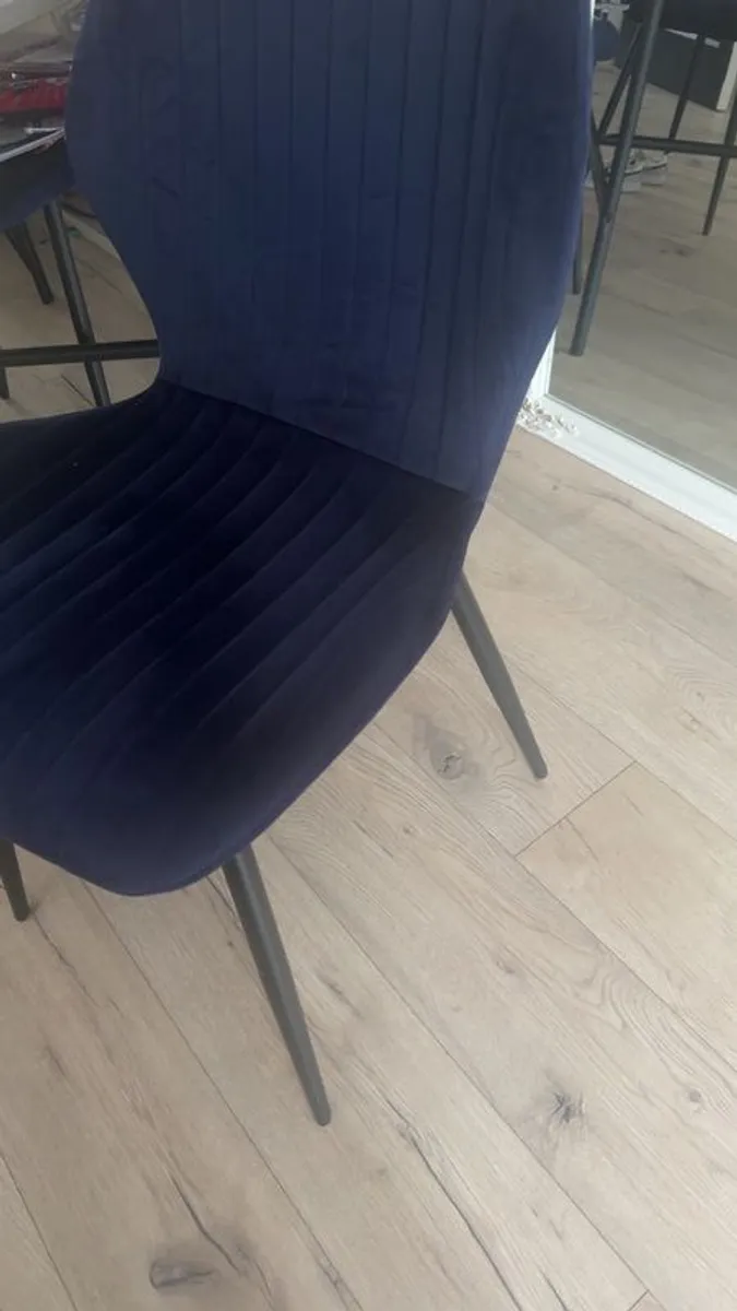 grey round table & 4 chairs - Image 4