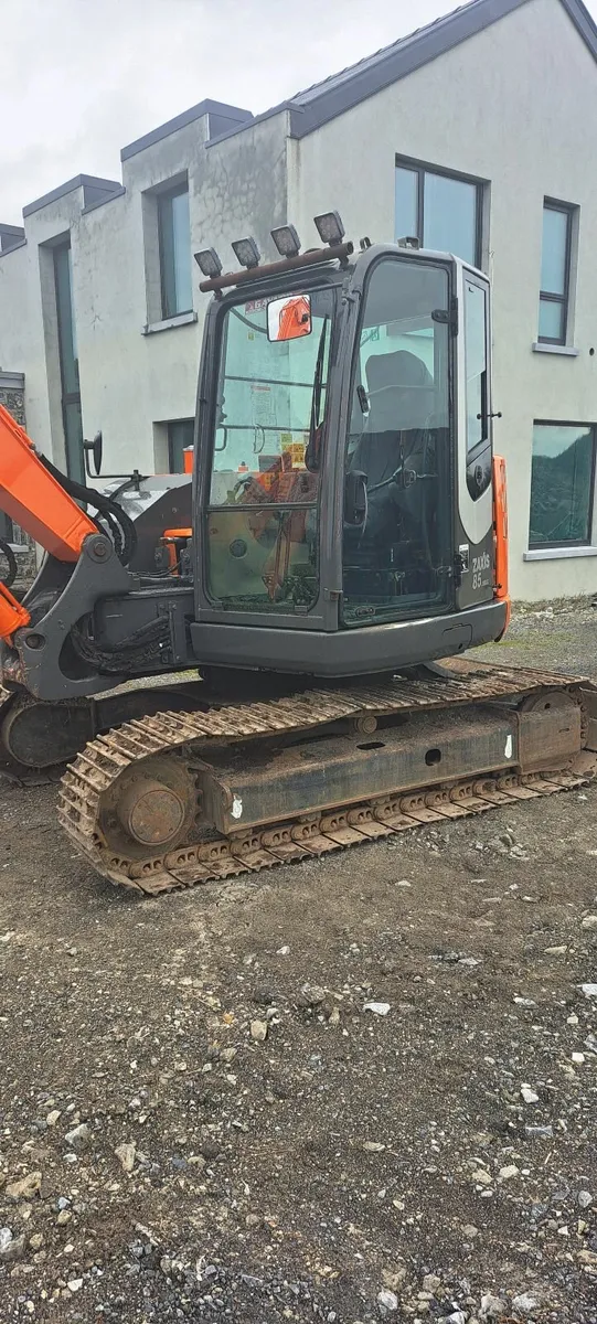 Hitachi 8.5 Ton Digger - Image 3