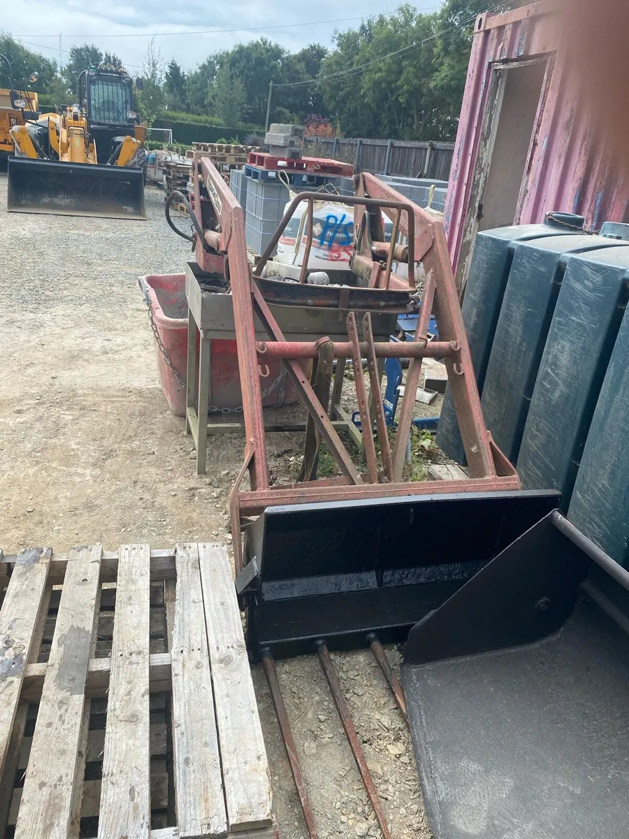 Quickly 2000 standard loader, bucket and Dung fork - Image 1