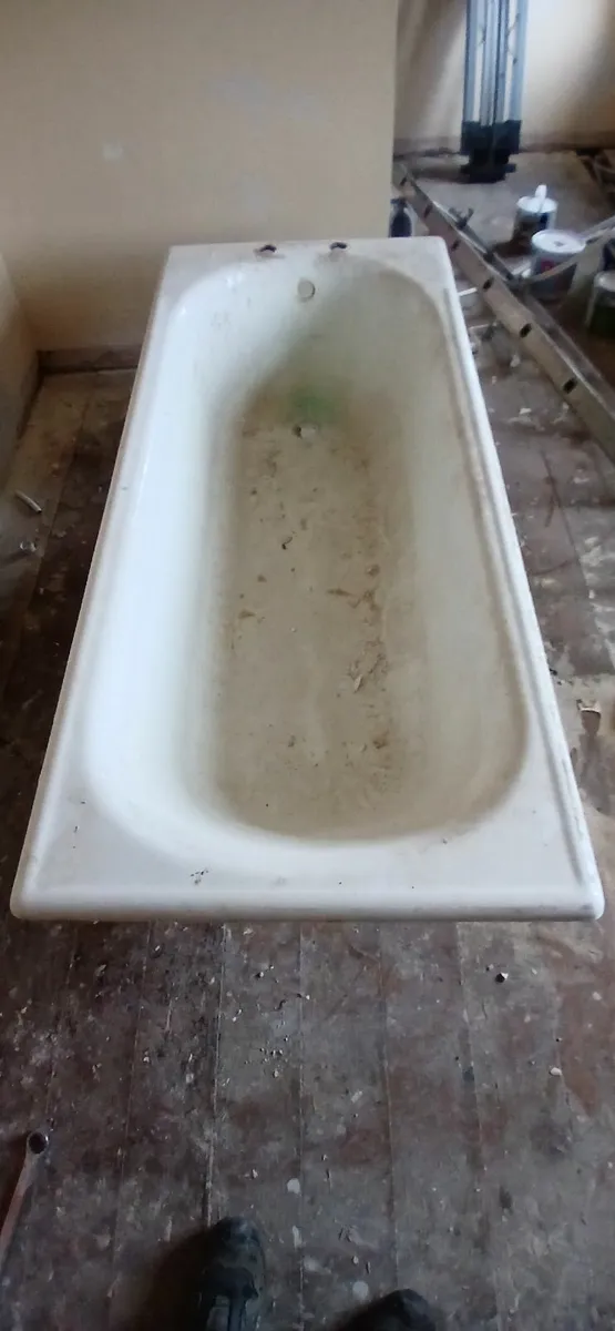 Cast iron bath - Image 1