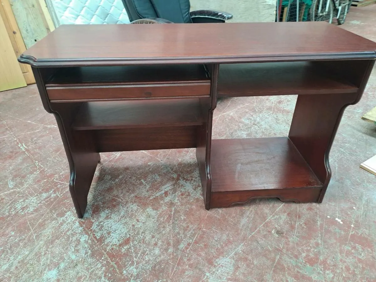 Computer desk - Image 1