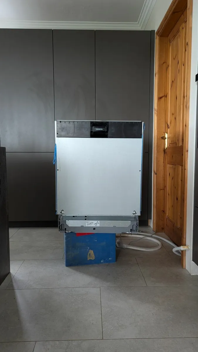 SIEMENS IQ500 Integrated Dishwasher - Image 3