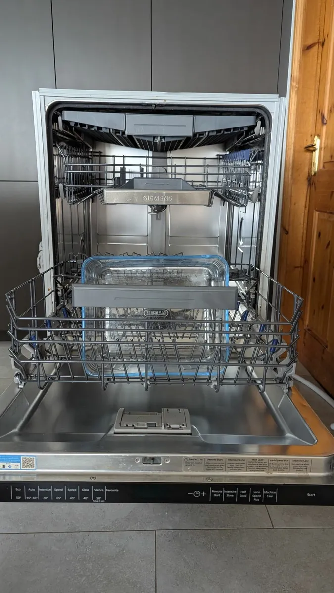 SIEMENS IQ500 Integrated Dishwasher - Image 1