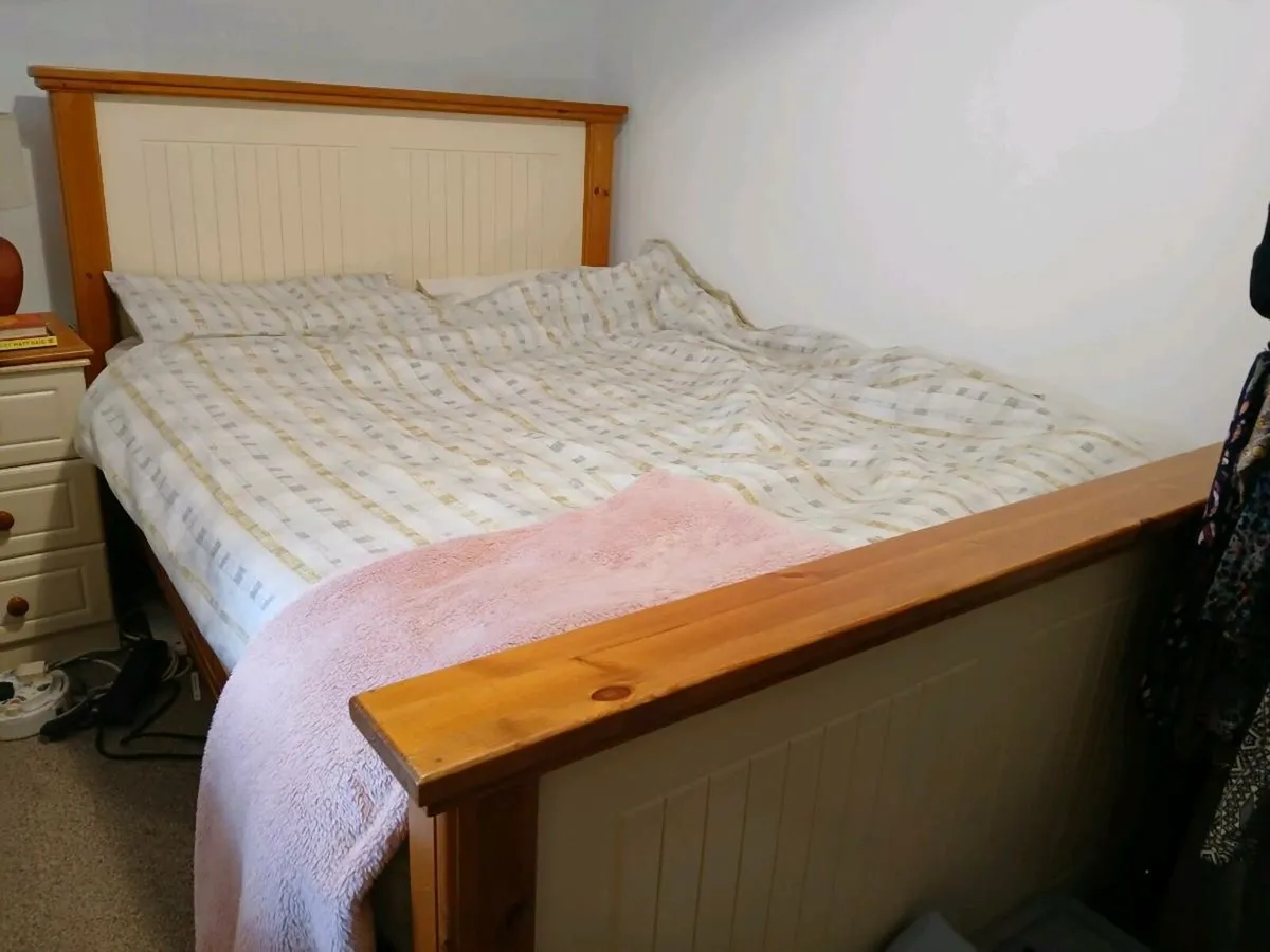 Double bed and chest of drawers - Image 1