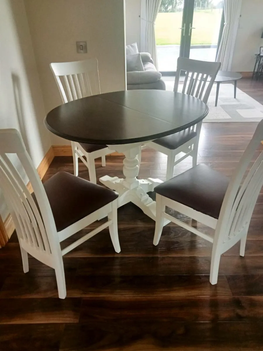 Kitchen table and chairs - Image 1