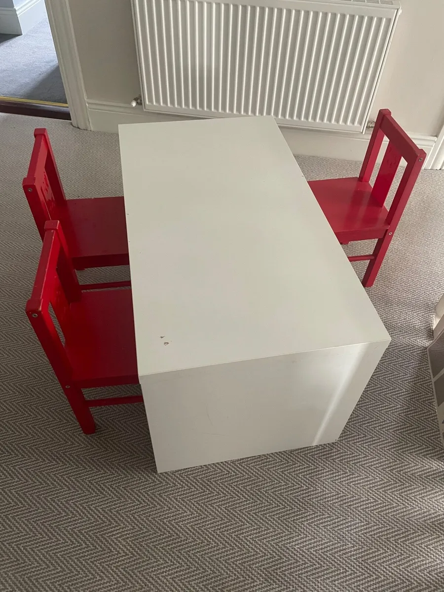Table & chairs