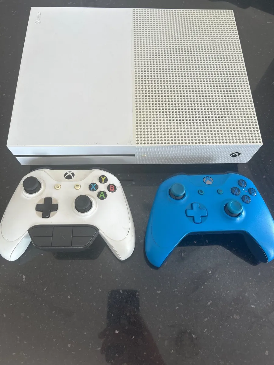 Xbox One S 2 Controllers 23 Games and Figures - Image 1
