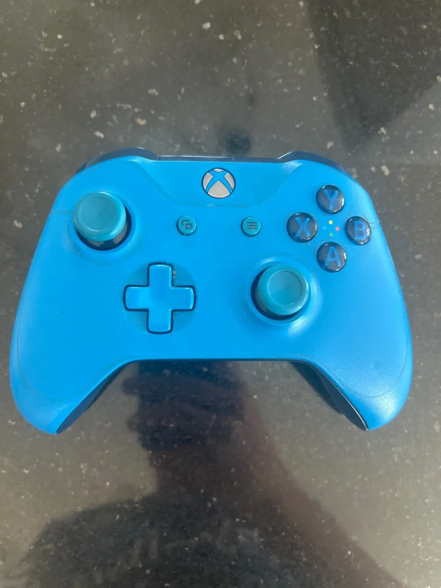 Xbox One S 2 Controllers 23 Games and Figures - Image 2