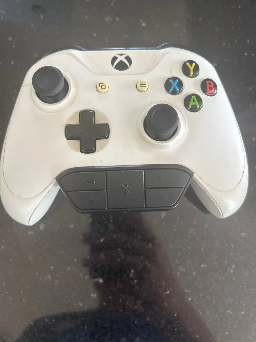 Xbox One S 2 Controllers 23 Games and Figures - Image 3