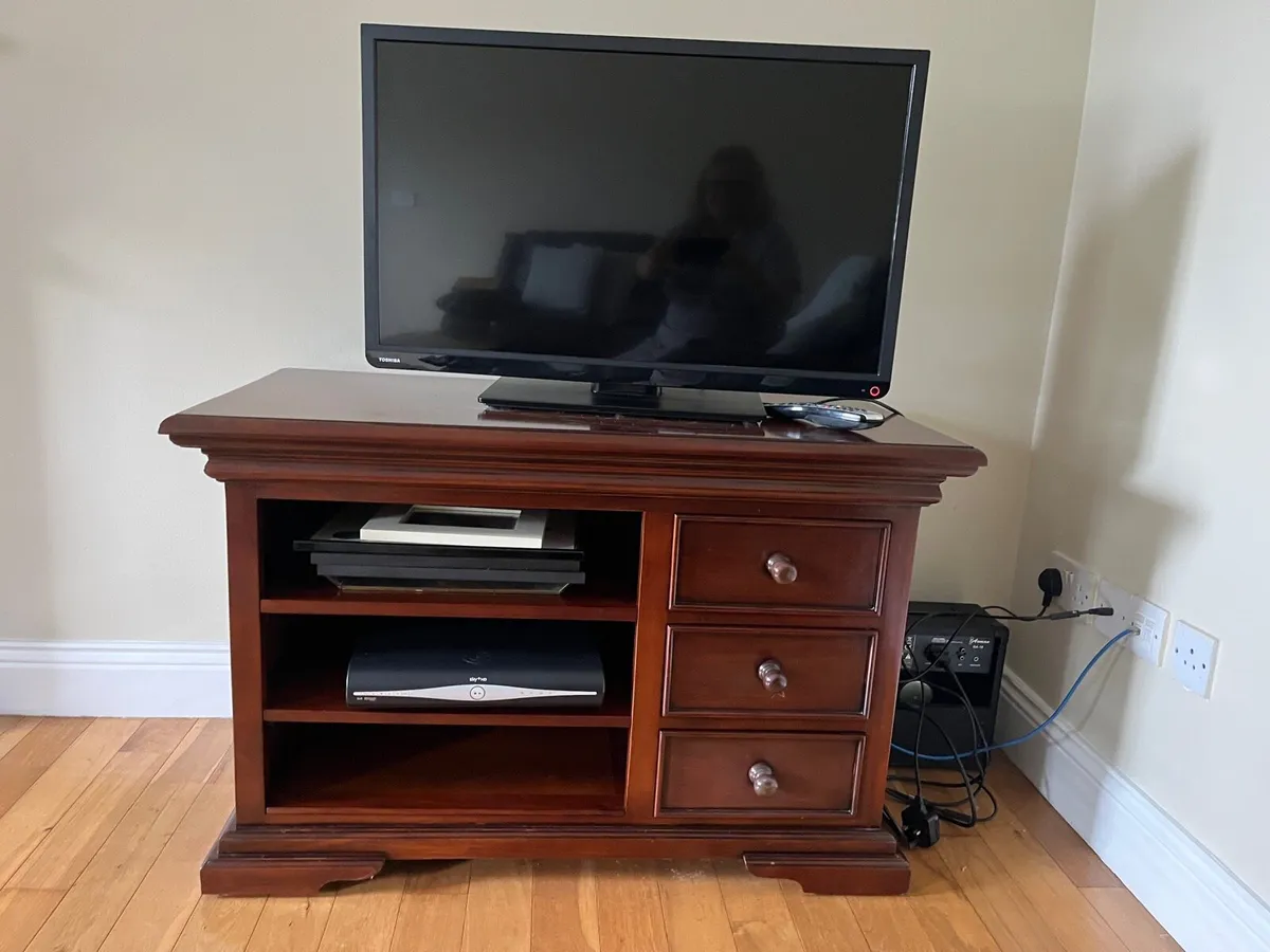 Mahogany TV unit with 3 drawer storage