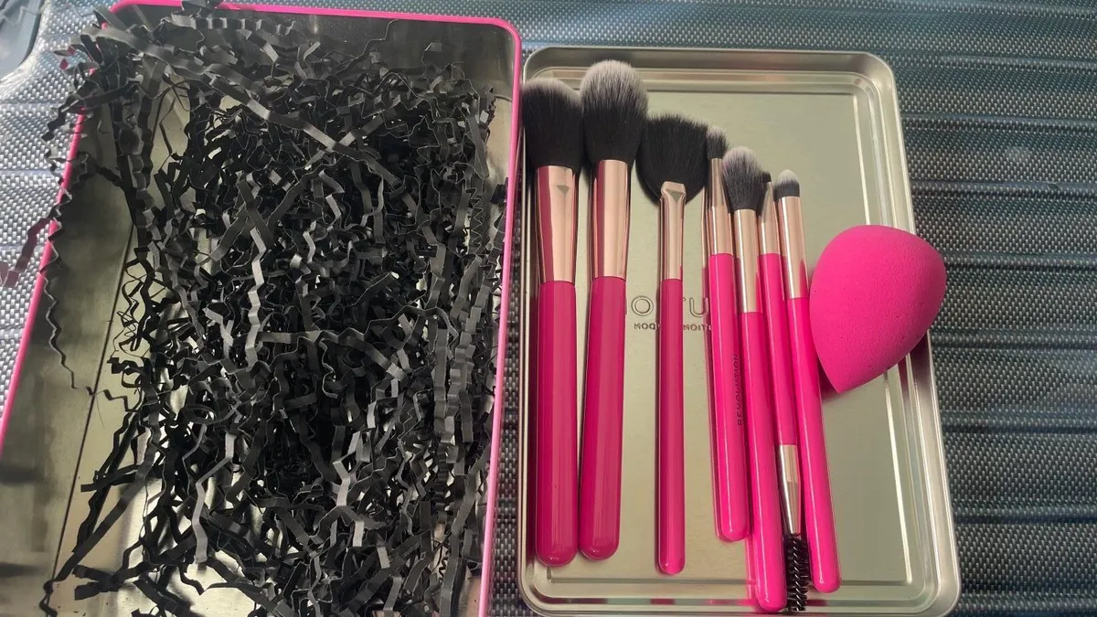 New  make up brushes by revolution - Image 2