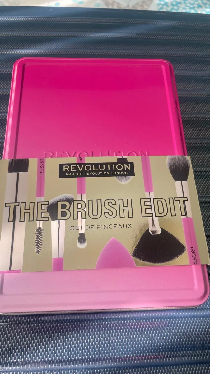 New  make up brushes by revolution - Image 1