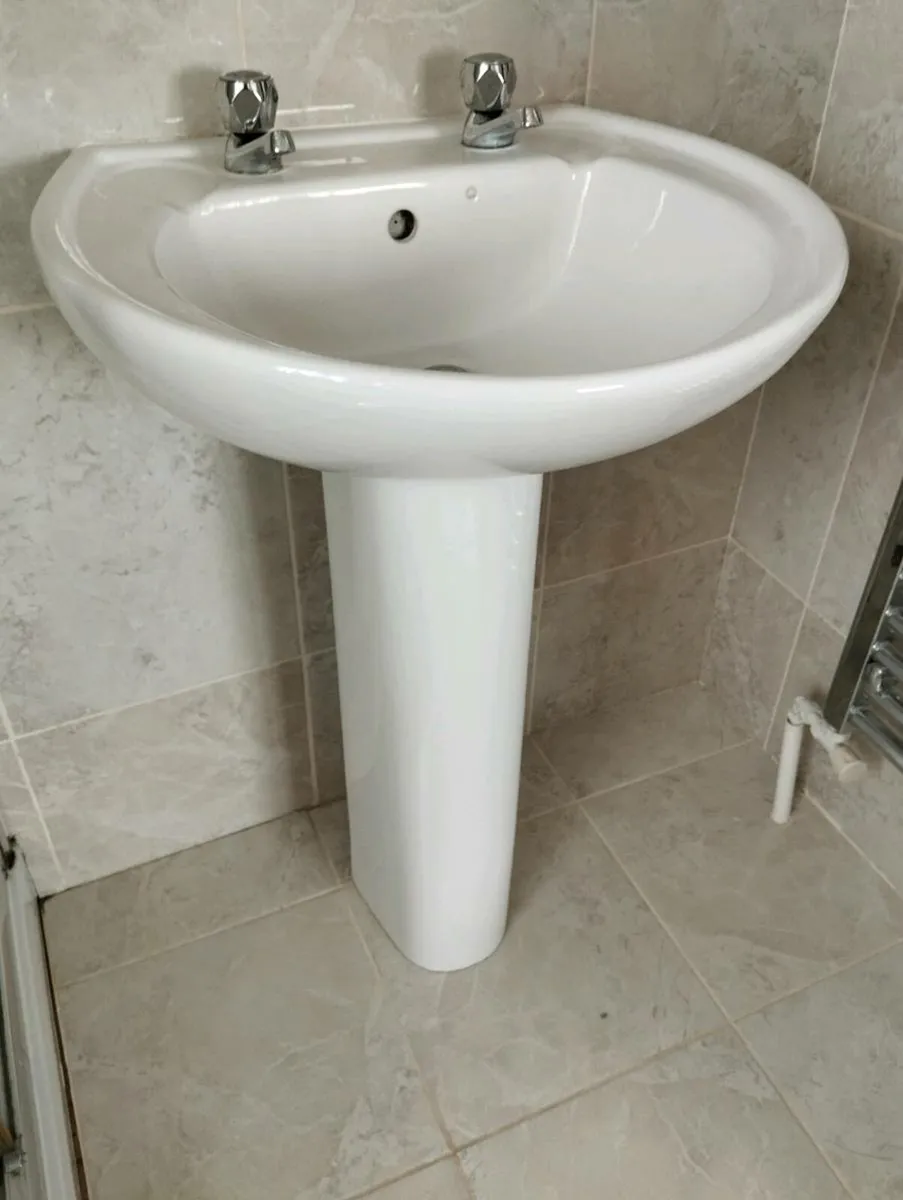 Bathroom sink and pedestal - Image 1