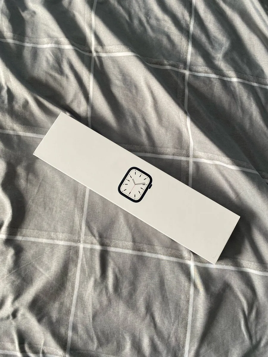 Apple Watch SE 2nd Gen 40mm GPS + Charger & Box - Image 2
