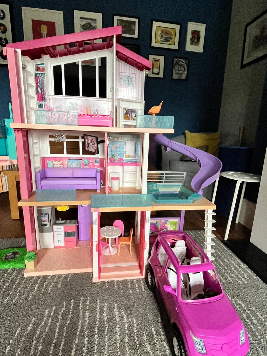 Barbie dream house with car - Image 1