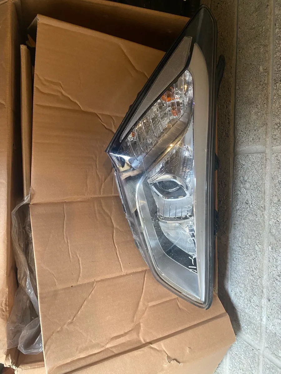 2013 Hyundai Santa Fe headlights - Image 2