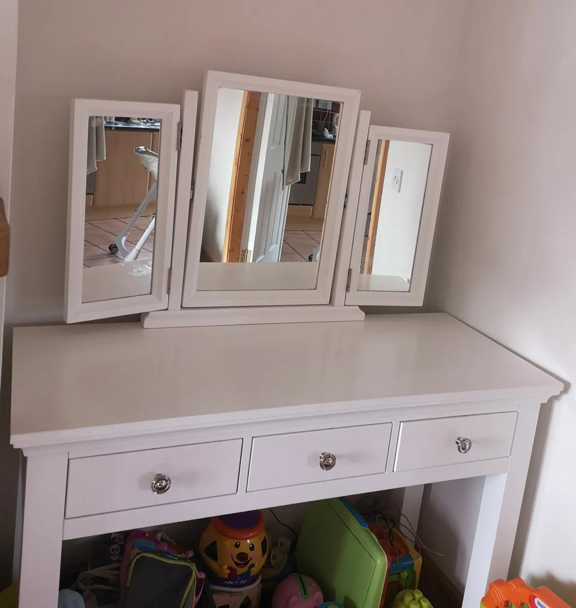 Dressing table with mirror - Image 1