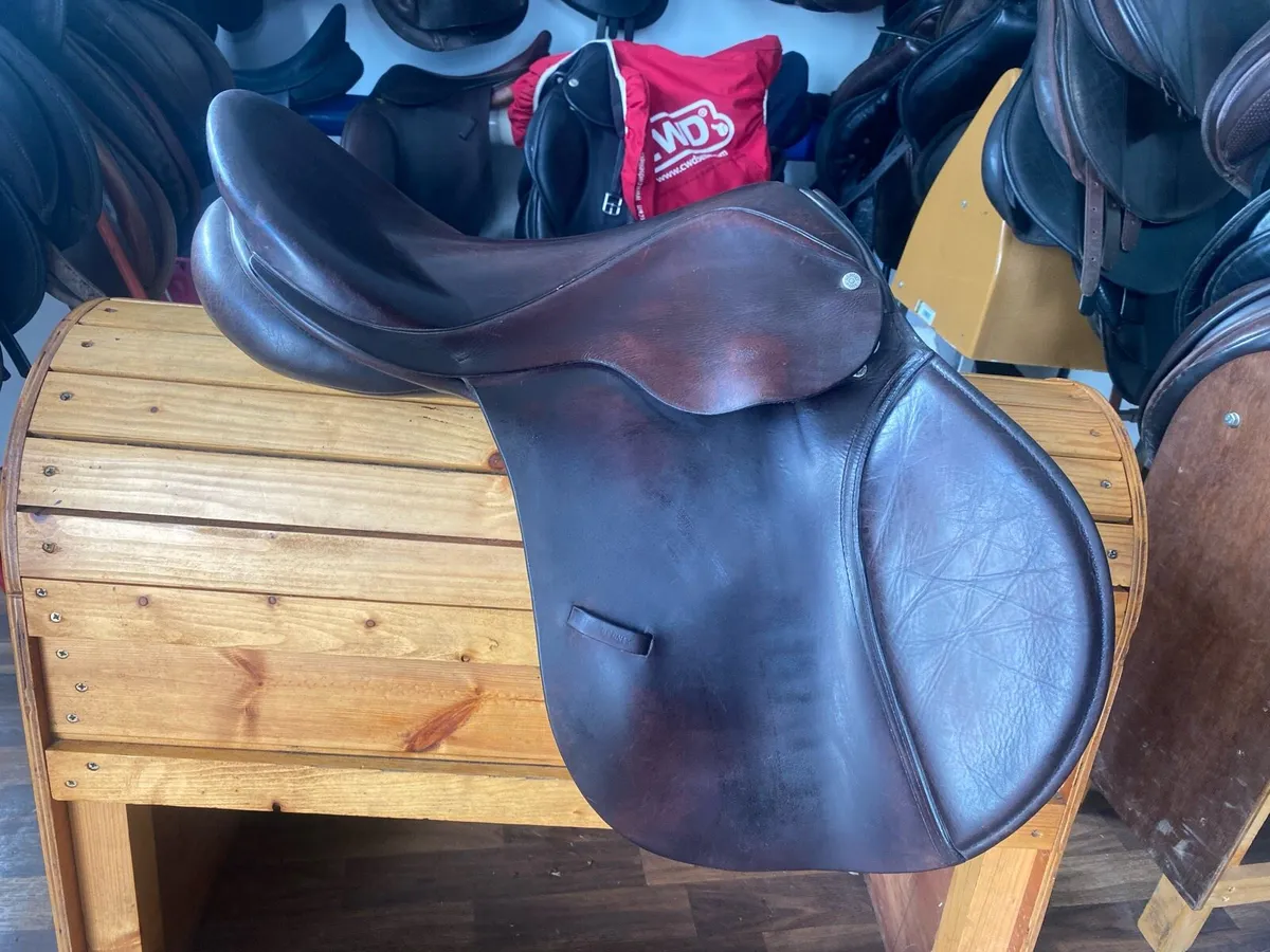 Berney brothers brown leather jump saddle - Image 1