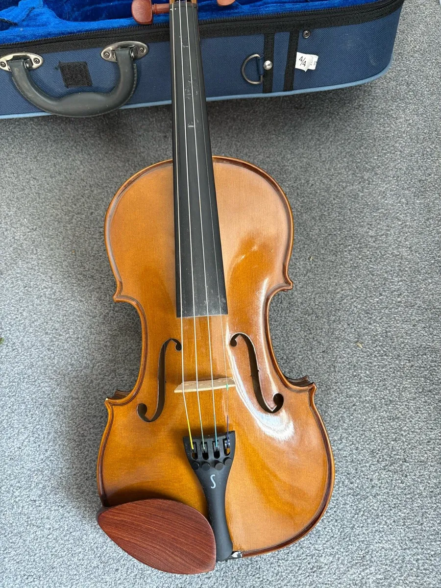 Violin, bow and case - Image 1