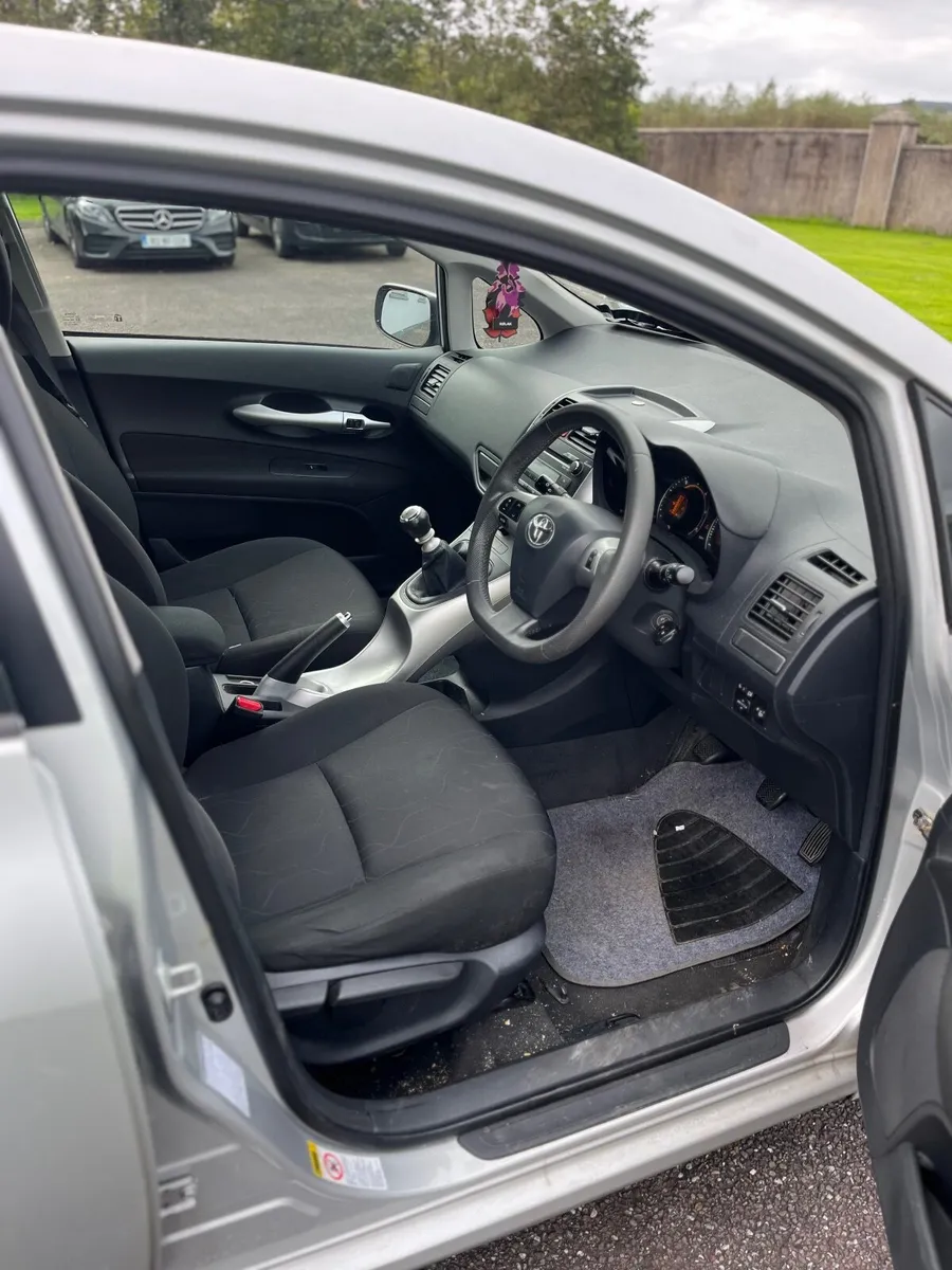 Toyota Auris 2012 - Image 2