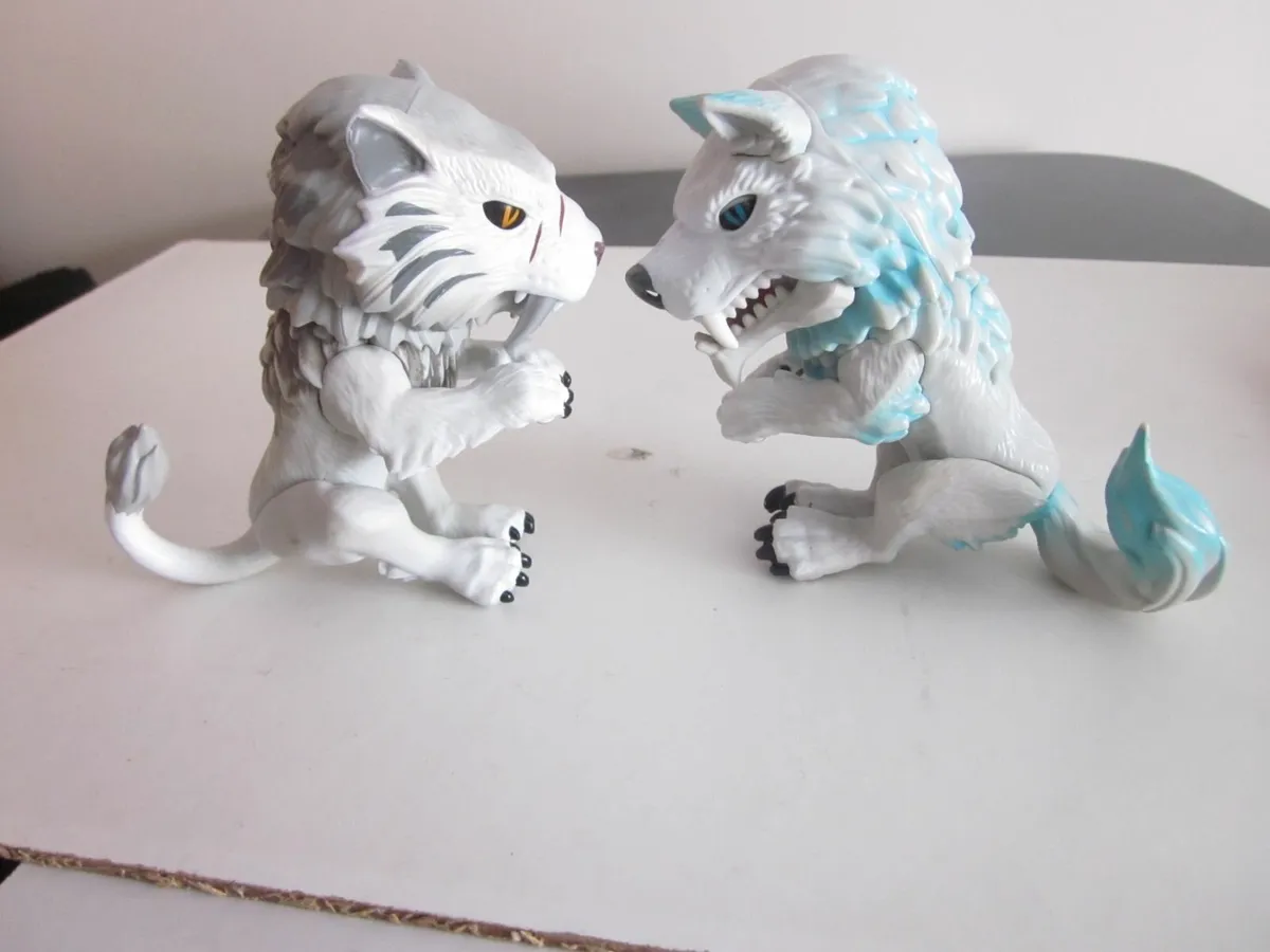 WowWee Fingerlings Wolf and Sabretooth Tiger - Image 4