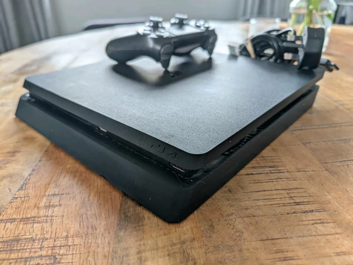 Ps4 2nd gen slim 500gb - Image 1