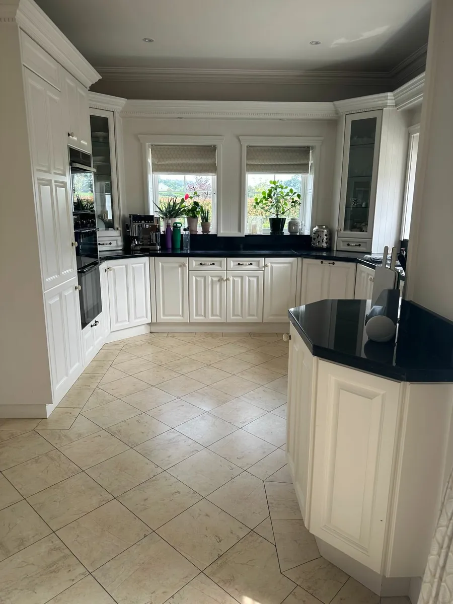 Used kitchen units, table & 6 chairs - Image 1