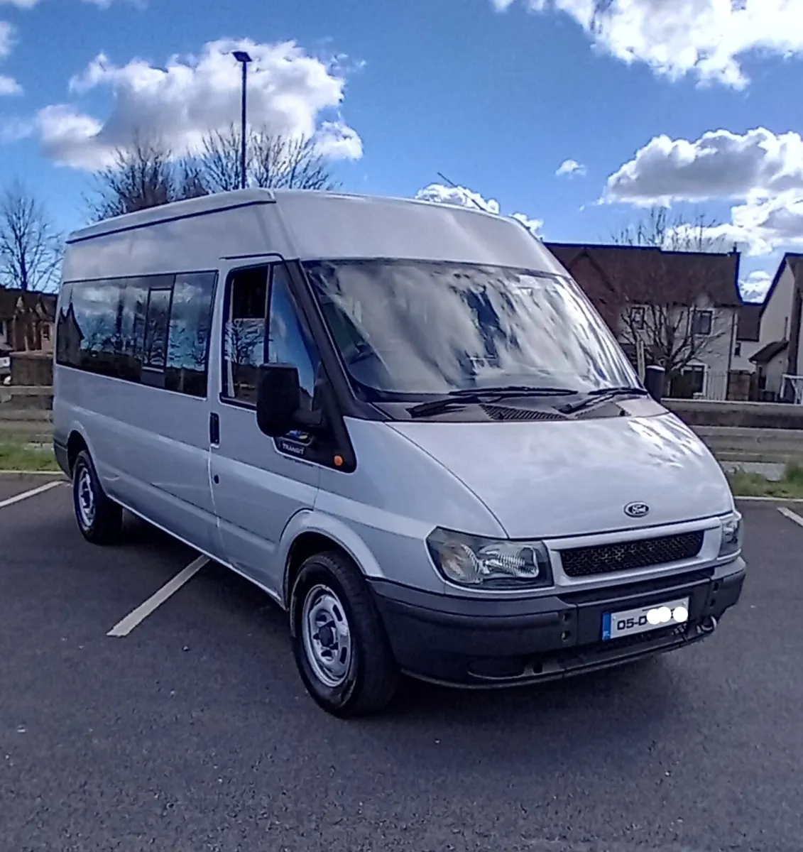 Minibus  new cvrt & tax for the yesr - Image 1