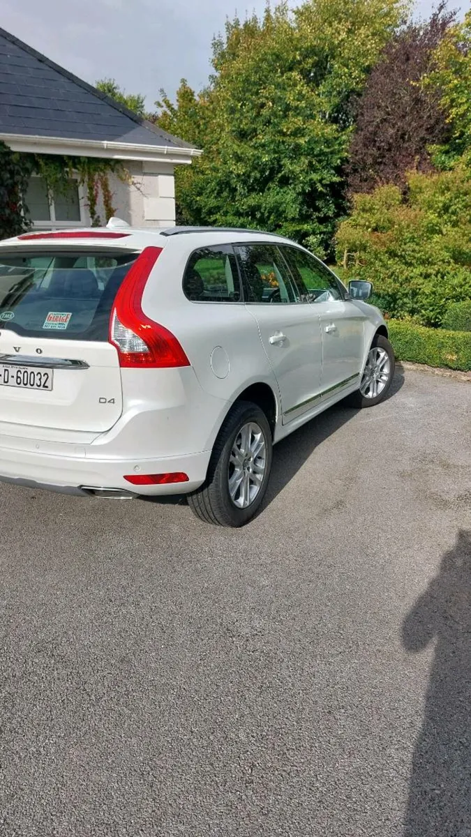 2016 Volvo V60 SE Luxury Deluxe - Image 3