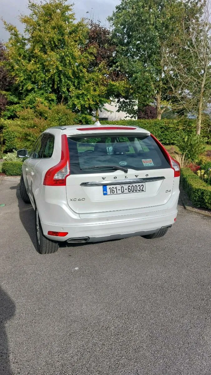 2016 Volvo V60 SE Luxury Deluxe - Image 4