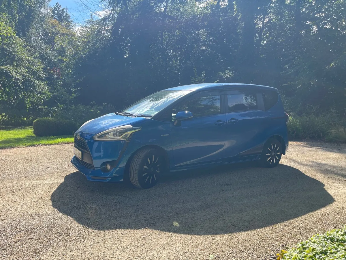 Toyota Sienta Hybrid G 7 seats - Image 2