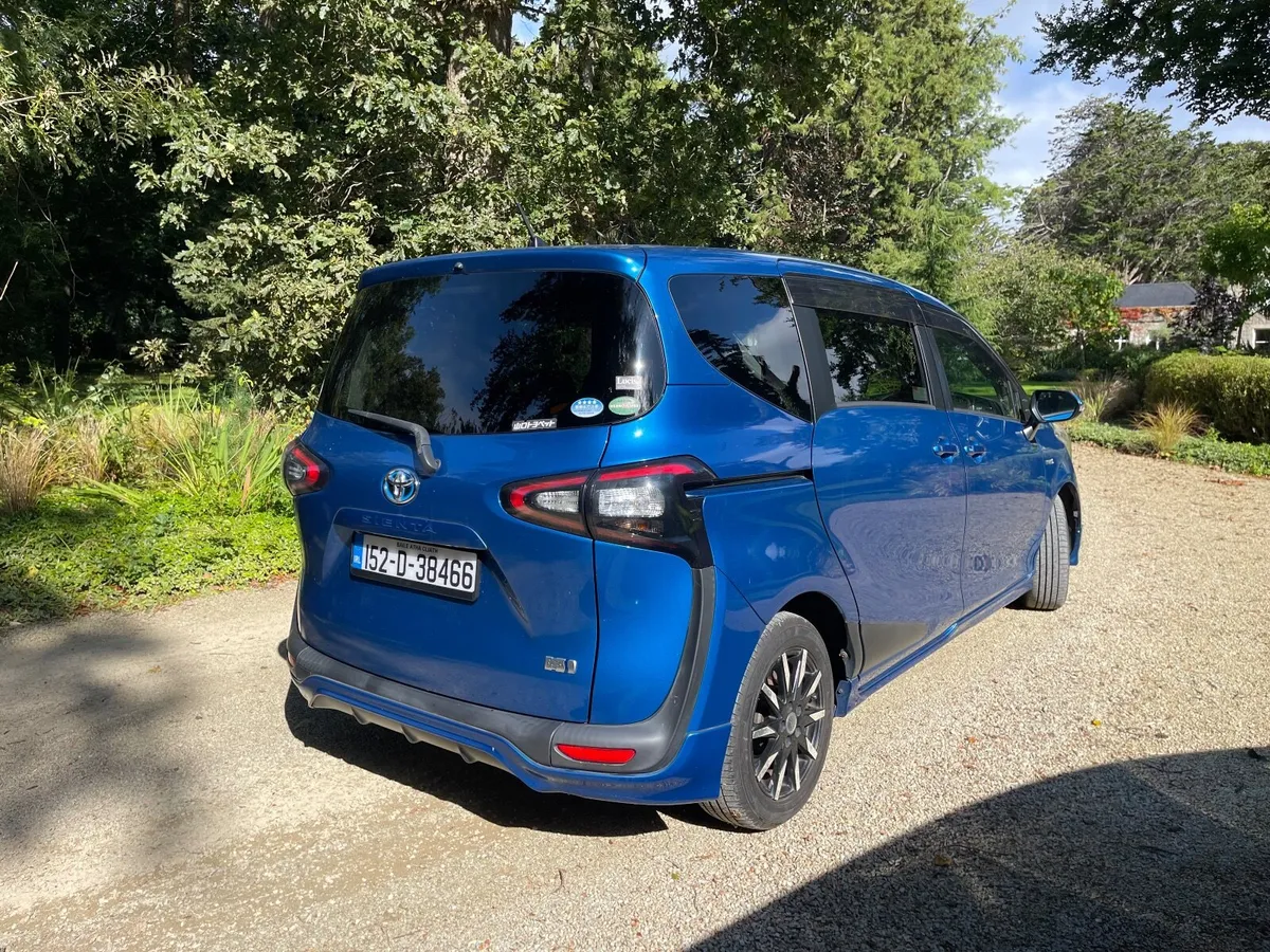 Toyota Sienta Hybrid G 7 seats - Image 4