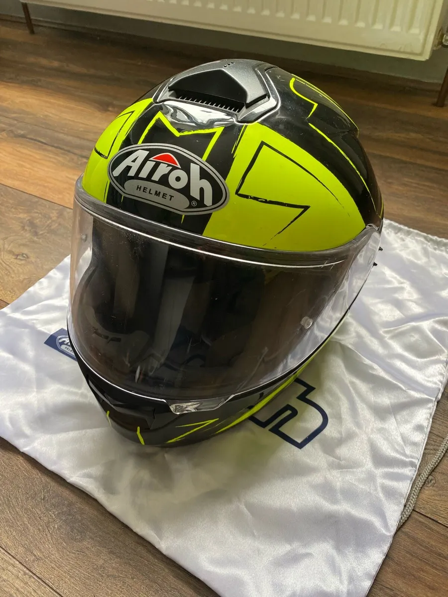 Airoh Motorcycle Helmet (XL) - Image 1