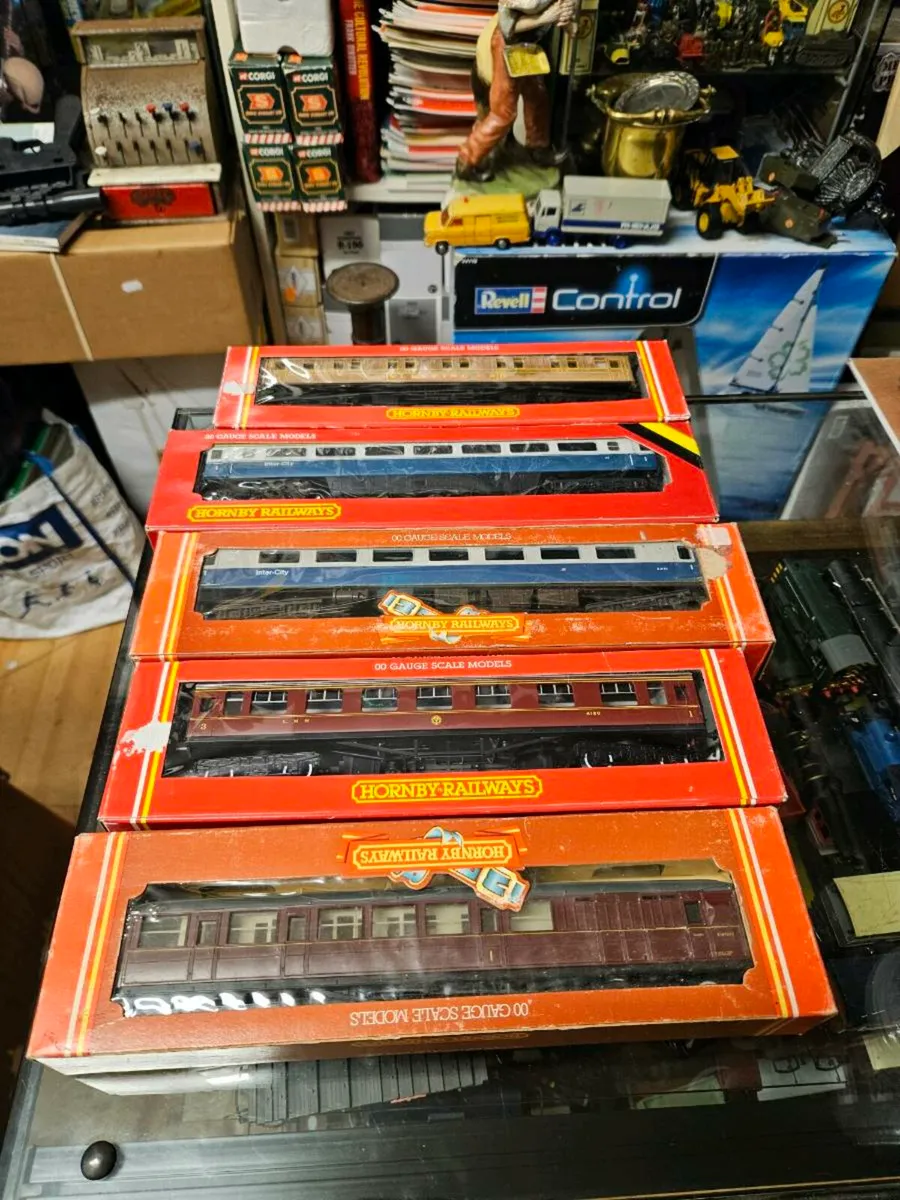 Hornby OO Gauge Carraiges - Image 1